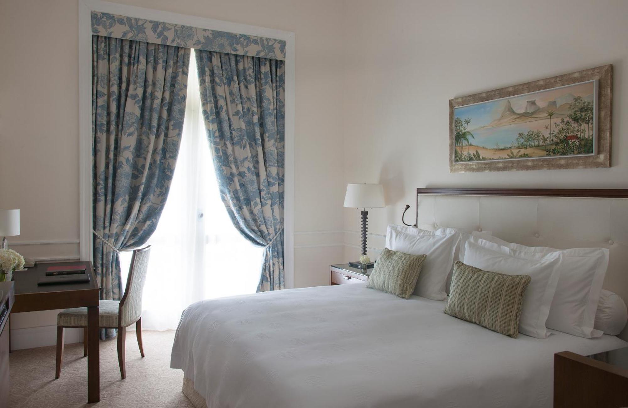 Quarto Superior com Cama de Casal ou 2 de Solteiro e Vista Parcial do Mar
